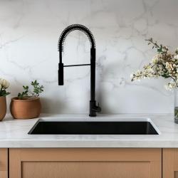 Waterevolution Flow semi-ammattimainen keittiöhana mattamusta kolumnilla ja jousella T157PR