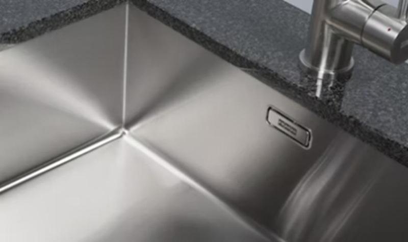 Franke Maris MRX 210.19 pieni ruostumattomasta teräksestä valmistettu tasoon asennettava pesuallas 127.0568.037