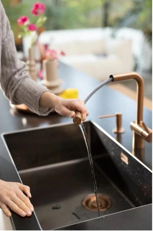 Franke kuparinen keittiöhana Atlas Neo ulosvedettävällä juoksuputkella pvd kupari 115.0628.208