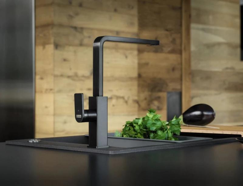 Franke harjattu musta keittiöhana Mythos kääntyvällä juoksuputkella 115.0550.441