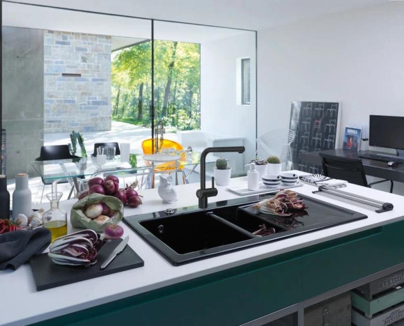 Franke harjattu musta sensorikeittiöhana Atlas Neo ulosvedettävällä juoksuputkella 115.0625.527