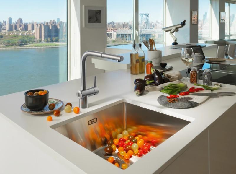 Franke harjattua ruostumatonta terästä oleva Atlas Neo -keittiöhana sensorilla ja ulosvedettävällä juoksuputkella inox 115.0625.523