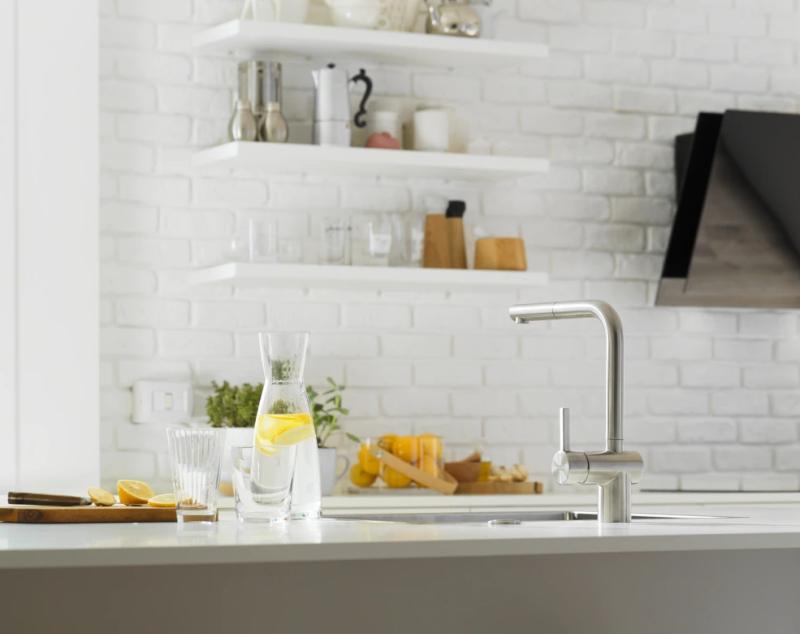 Franke harjattua ruostumatonta terästä oleva Atlas Neo -keittiöhana sensorilla ja ulosvedettävällä juoksuputkella inox 115.0625.523