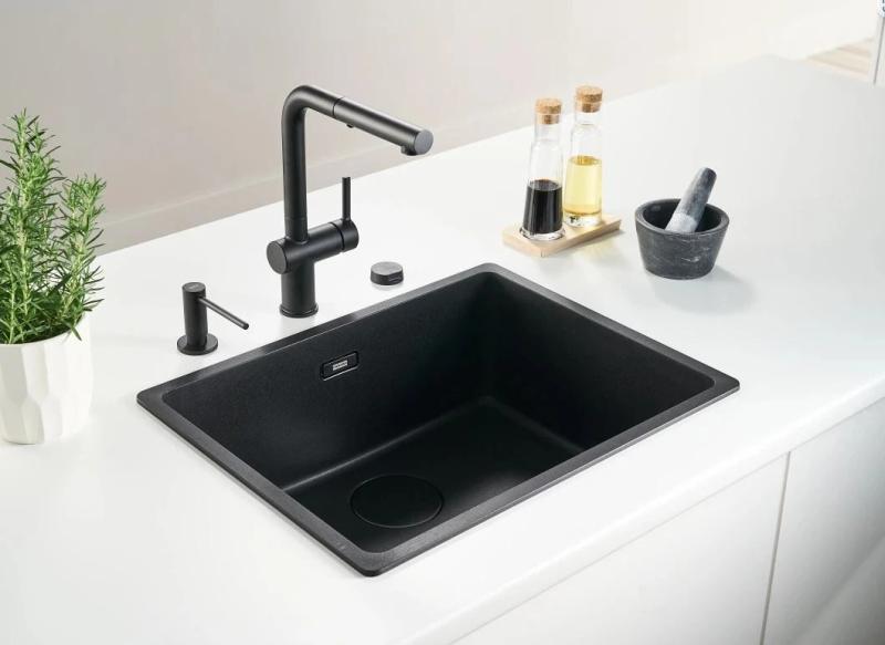 Franke Active L matt black kitchen tap with pull-out hand shower 115.0653.382