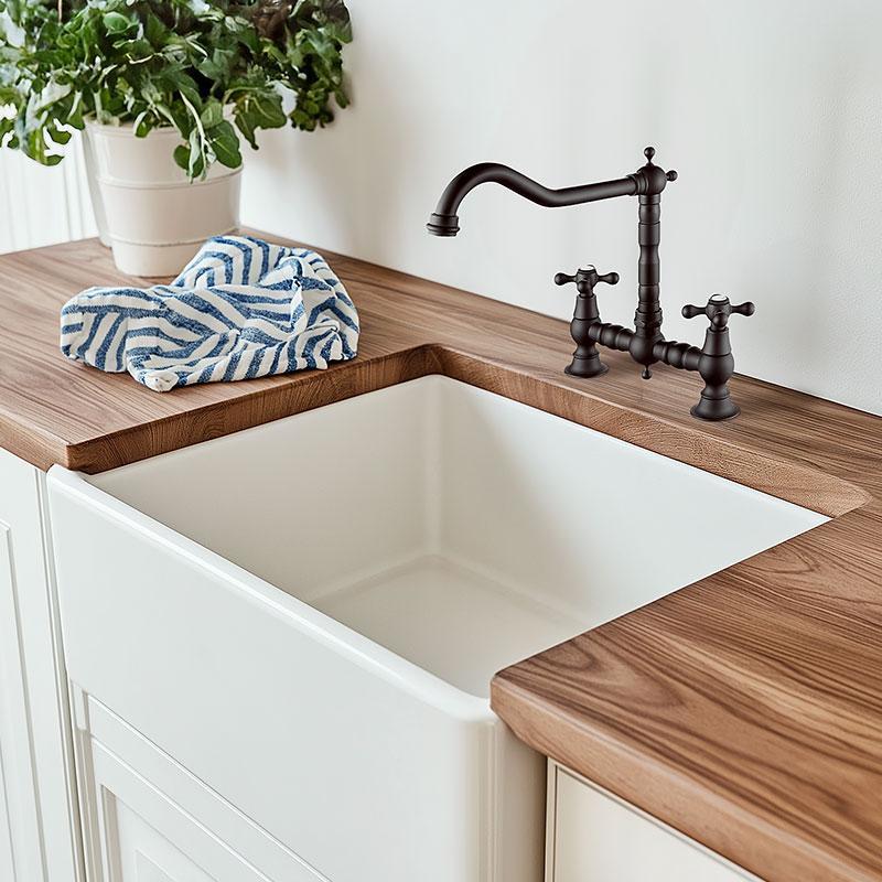 AquaTrimo Windsor 2-reikäinen klassinen keittiön nostalginen silta keittiöhana kulmamaisella juoksuputkella musta 21WS7653SW