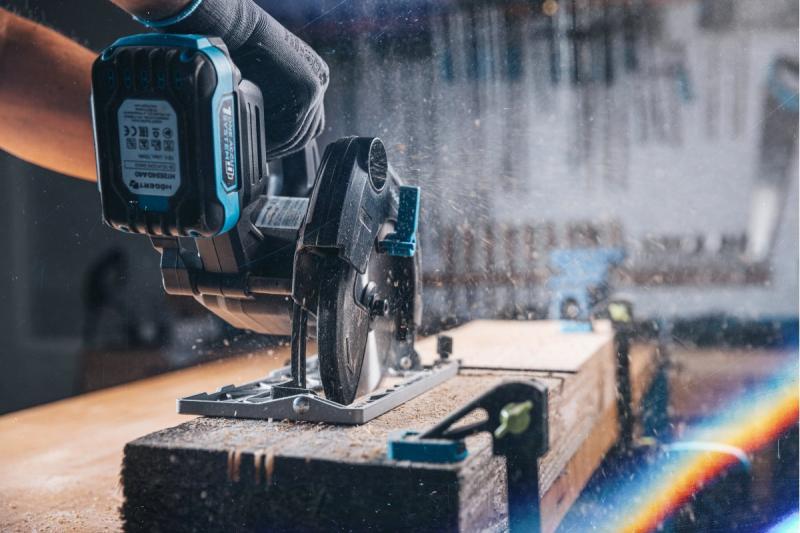 HÖGERT akkusirkelsaha, 18V, ilman akkua, pölynimuriliitäntä