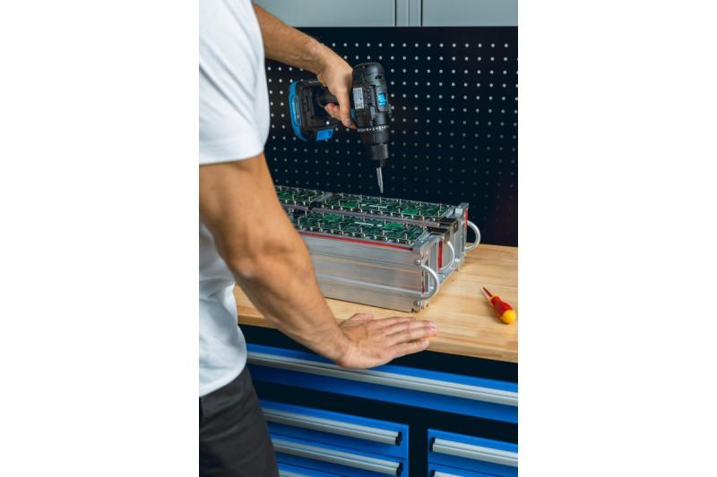 HÖGERT 18V akkuruuvinväännin, setti akun, laturin, bittipidikkeen ja poralajitelman kanssa.