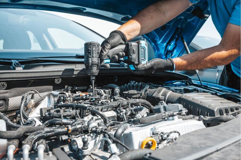 HÖGERT akkuiskuväänninsetti 200 Nm 18V harjattomalla moottorilla.