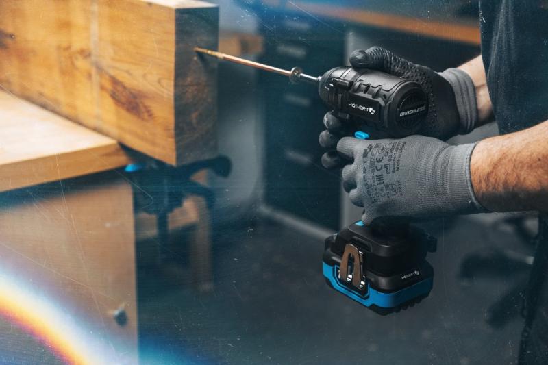 HÖGERT Harjaton akkukäyttöinen silitysrauta 18V, setti sisältää akun, laturin ja lisävarusteet