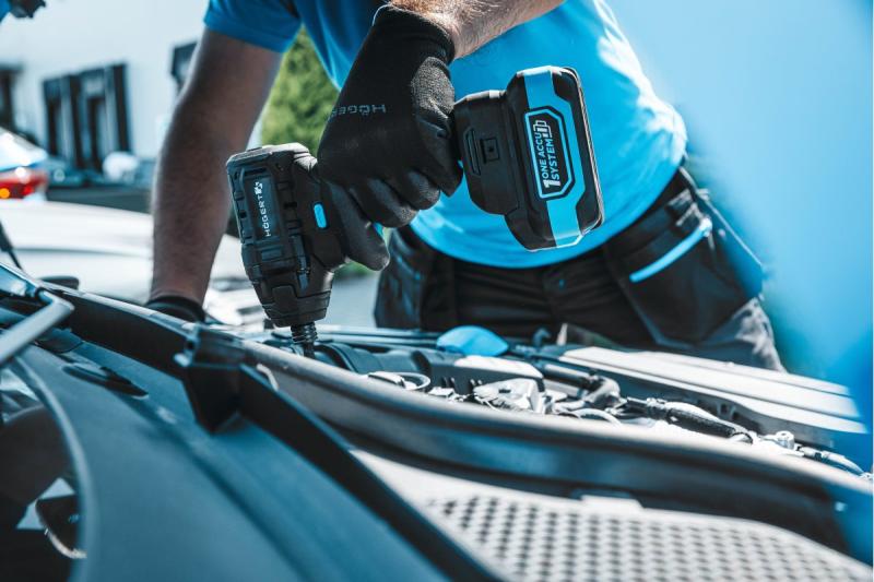 HÖGERT Harjaton akkukäyttöinen silitysrauta 18V, setti sisältää akun, laturin ja lisävarusteet