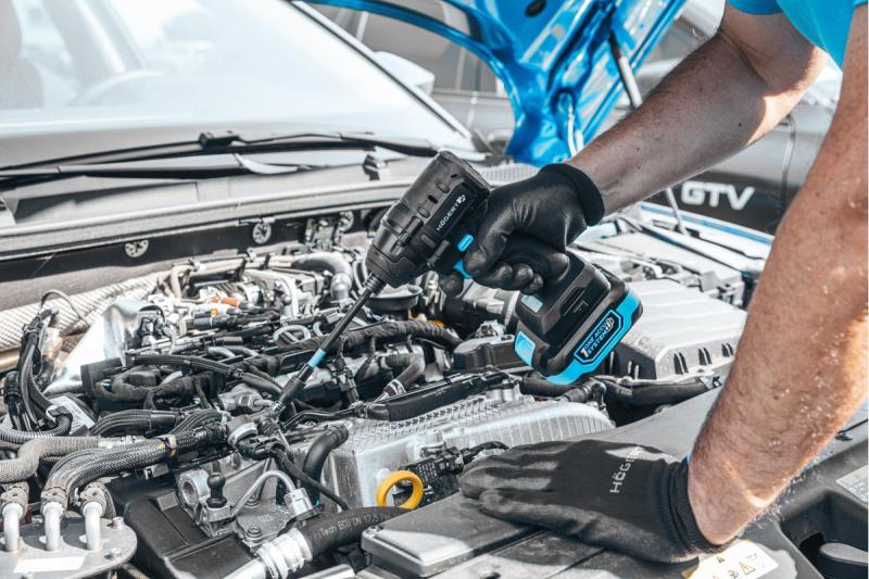 HÖGERT Harjaton akkukäyttöinen silitysrauta 18V, setti sisältää akun, laturin ja lisävarusteet