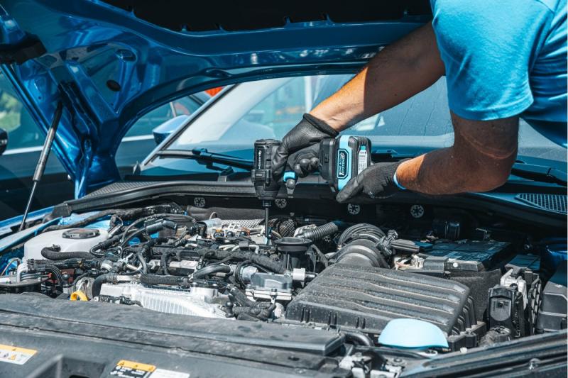 HÖGERT Harjaton akkukäyttöinen silitysrauta 18V, setti sisältää akun, laturin ja lisävarusteet