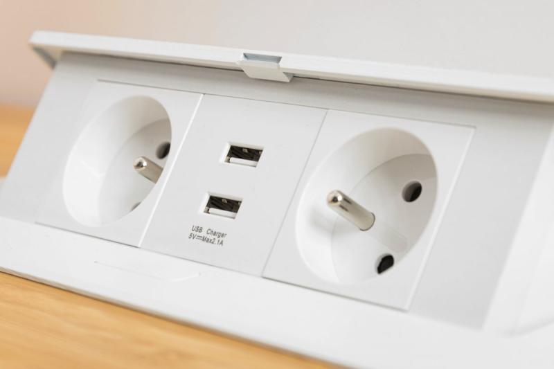 Pehmeä, ulosvedettävä pistorasiamoduuli.