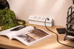 Basco huonekalupistorasia, 3 x maadoitettu pistorasia, USB A+C, 1,5 m kaapeli, valkoinen asennuksella