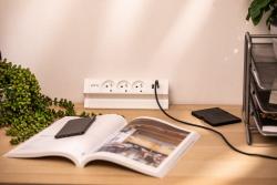 Basco huonekalupistorasia, 3 x maadoitettu pistorasia, USB A+C, 1,5 m kaapeli, valkoinen asennuksella