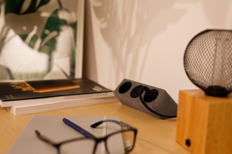 Huonekalupistorasia SOFITO, 2xSCHUKO, USB A+C, kaapeli 1,5 m, harmaa flokki