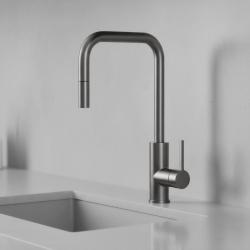 Pure.Sink Luxion Gun metal -keittiöhanan neliönmuotoinen ulosvedettävä suutin PLXSQUA-61
