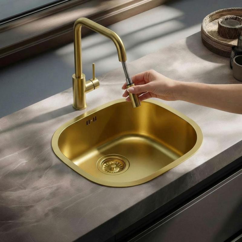 Pure.Sink Luxion Kultaisen keittiöhanan neliön muotoinen, ulosvedettävä suutin PLXSQUA-60