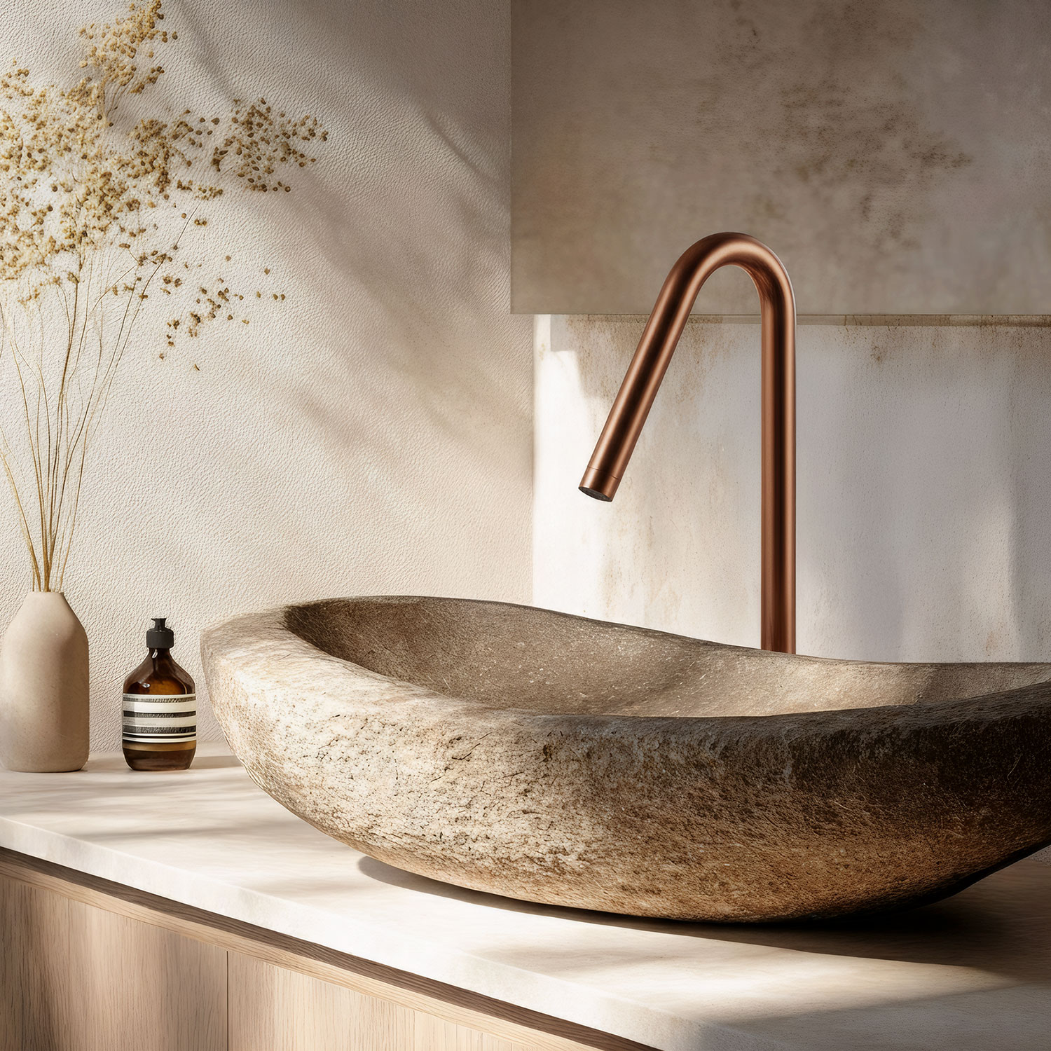 7 tapaa, joilla lämpimät metallisävyt korostavat kylpyhuoneen peruskalusteita